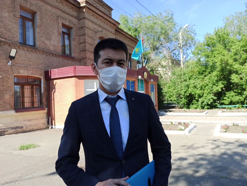 судья Бакыт Ермаханов, лично разъяснял суть дела журналистам перед зданием суда