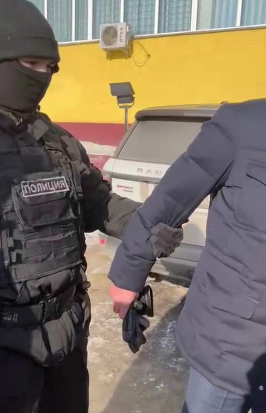 Полицейский беспредел: общественного защитника задержали и провели личный обыск (видео)