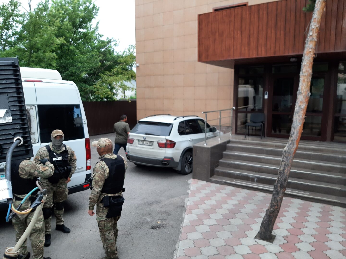 «Как наркобаронов ловили»: офис авиакомпании FlyJet в Алматы обыскали