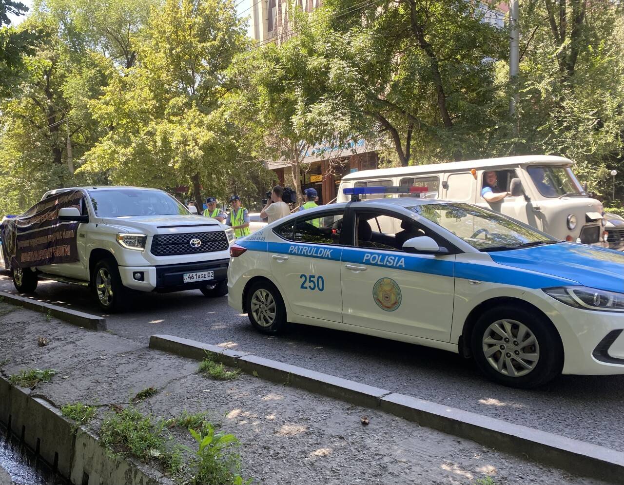 В Алматы начали изымать автомобили должников по налогам