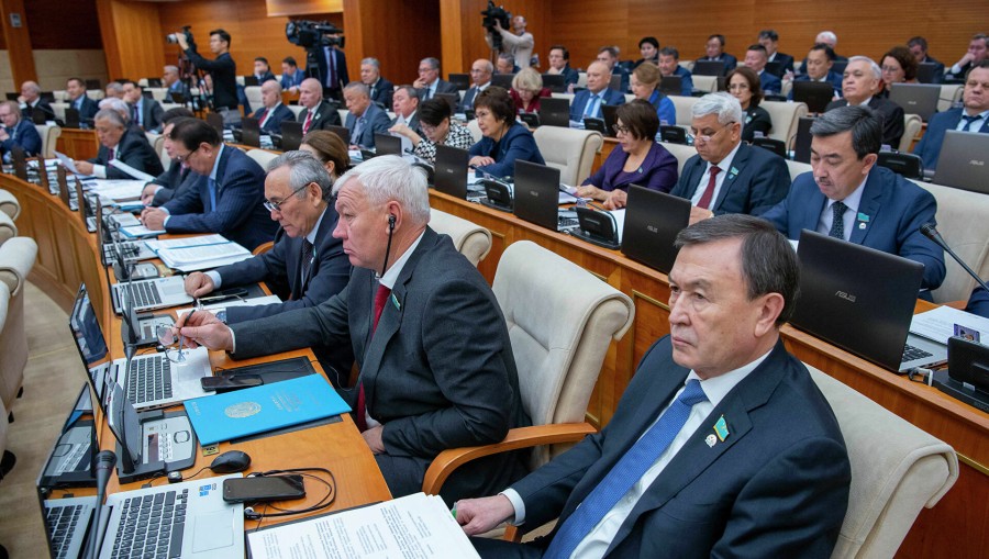 Казахстанцы требуют лишить депутатов парламента неприкосновенности