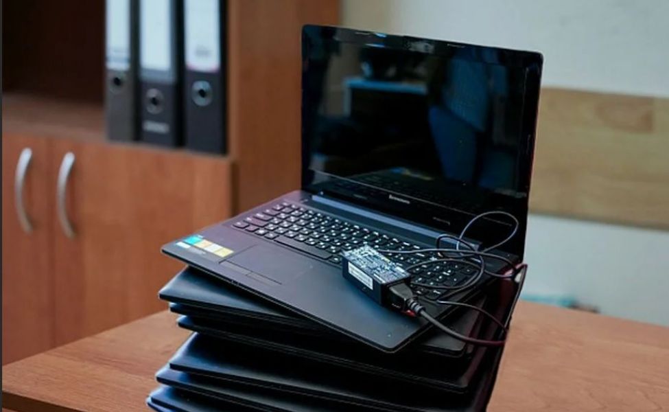 Школьный инженер-компьютерщик, проигравшийся на букмекерских ставках, расплачивался с долгами школьными ноутбуками