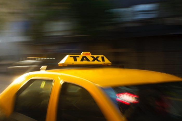  Таксист слушает в присутствии пассажира религиозные проповеди: законно ли это?