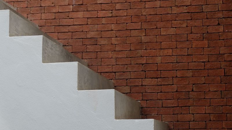  Уголовное дело возбудили после падения школьника с лестницы в Астане