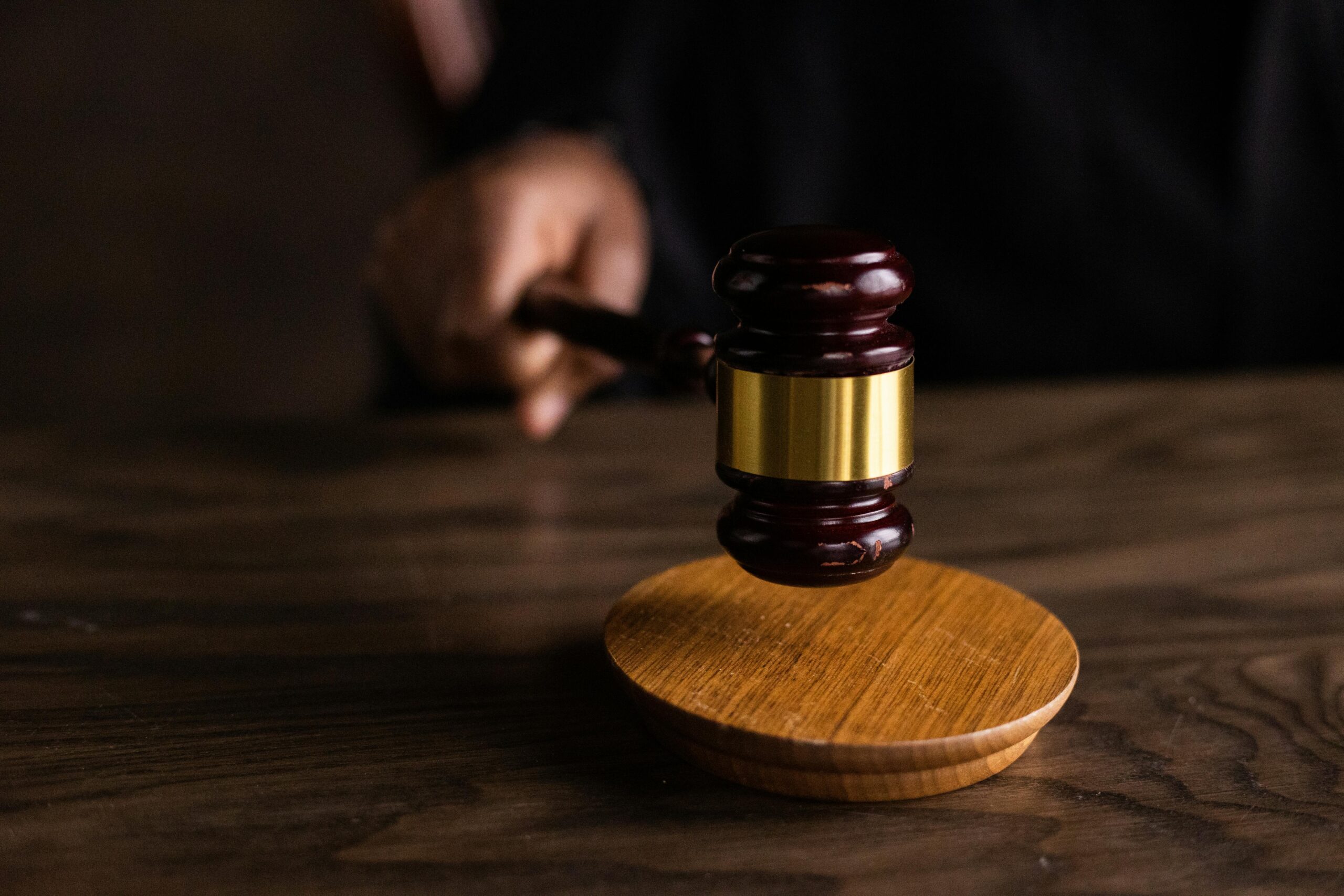  Суд оштрафовал мужчину, напавшего на бортпроводника в Актау